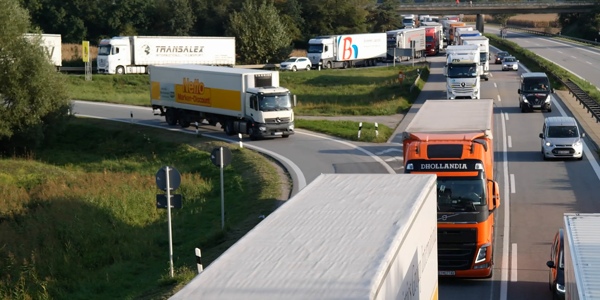 Grenzkontrollen: Laster verlassen an der Ausfahrt Pocking die Autobahn, um Stau und langen Wartezeiten zu entgehen.