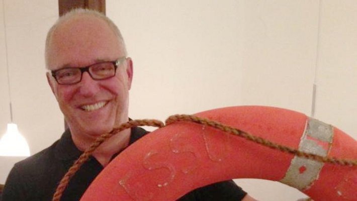 Der Wirt Peter Wolf mit einem Rettungsring, den er zur Einweihung nach der Sanierung von Alexander Maier geschenkt bekommen hatte, als Symbol, dass sich die Hochwasserkatastrophe nicht mehr wiederholen solle.