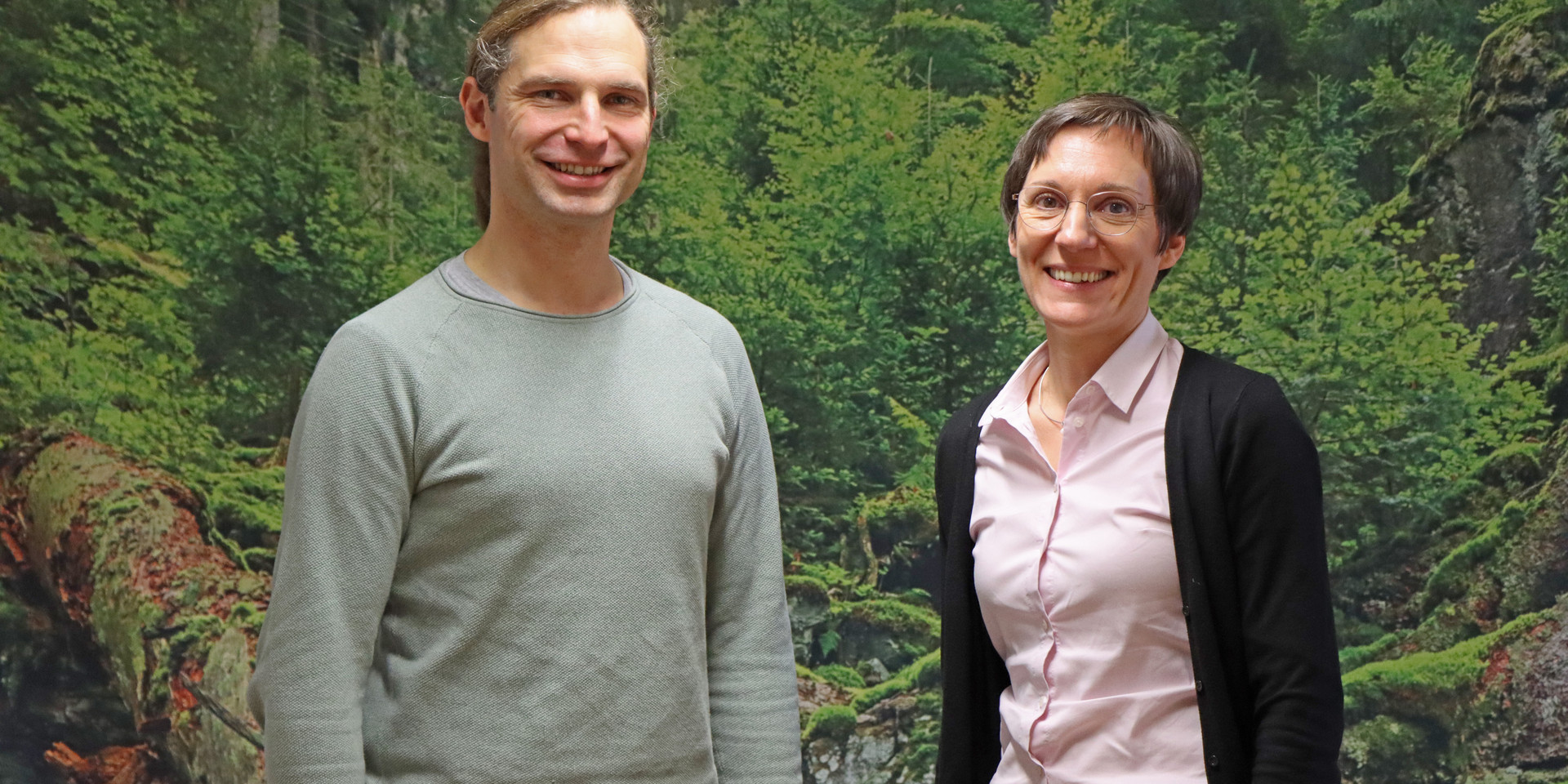 Der grüne Abgeordnete Toni Schuberl informierte sich bei Nationalparkleiterin Ursula Schuster über die aktuelle Borkenkäfersituation, den Ausbau des ÖPNV und den Amphibienschutz. (Foto: Nationalpark Bayerischer Wald)