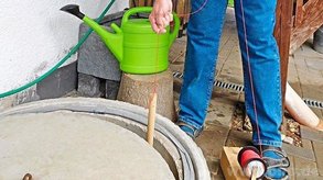 Messen des Wasserstandes: Reiner S. bei seinem hauseigenen Brunnen, bei dem derzeit das Wasser knapp ist. | Foto: privat