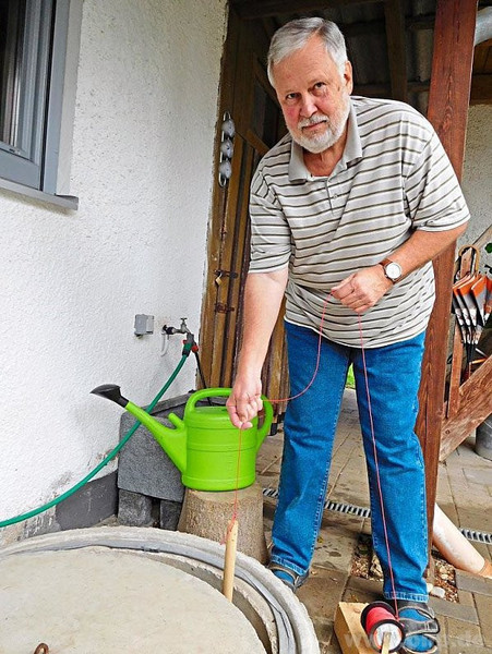 Messen des Wasserstandes: Reiner S. bei seinem hauseigenen Brunnen, bei dem derzeit das Wasser knapp ist. | Foto: privat