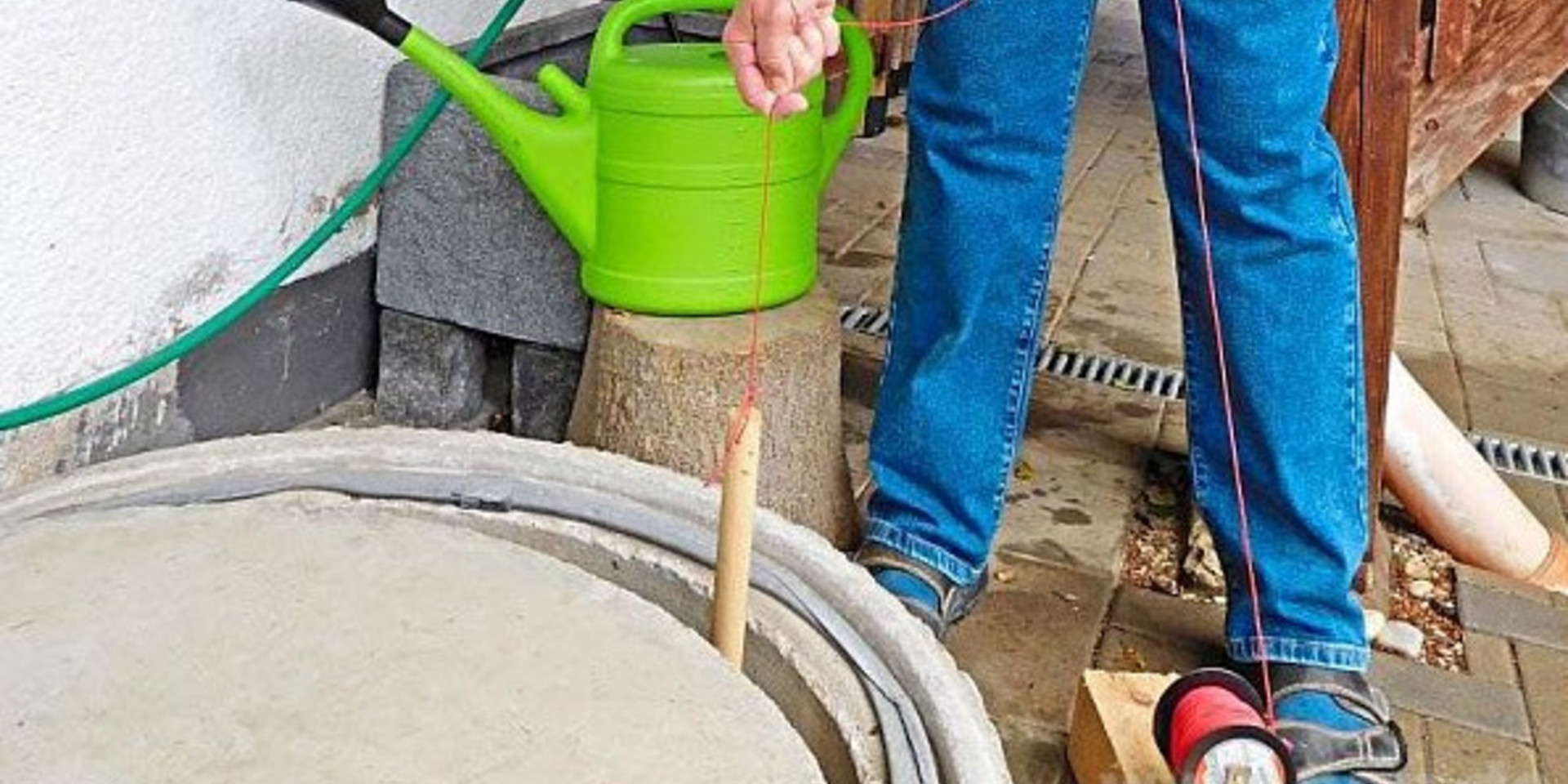 Messen des Wasserstandes: Reiner S. bei seinem hauseigenen Brunnen, bei dem derzeit das Wasser knapp ist. | Foto: privat 