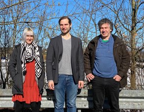 Auf dem Bild: Stefanie Auer, MdL Toni Schuberl und Boris Burkert, vor den Dächern eines Passauer Gewerbes. Foto: Jona Hallitzky