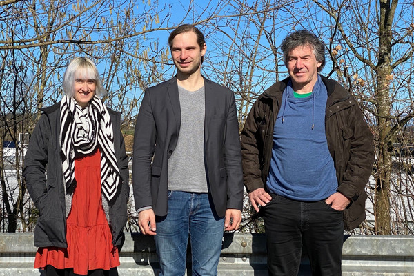 Auf dem Bild: Stefanie Auer, MdL Toni Schuberl und Boris Burkert, vor den Dächern eines Passauer Gewerbes. Foto: Jona Hallitzky 