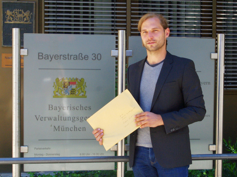 Pressefoto: Anton "Toni" Schuberl mit seiner Klage gegen Grenzkontrollen vor dem Bayerischen Verwaltungsgericht