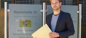 Pressefoto: Anton "Toni" Schuberl mit seiner Klage gegen Grenzkontrollen vor dem Bayerischen Verwaltungsgericht
