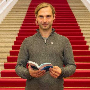 Der rechtspolitische Sprecher der Grünen, Toni Schuberl, mit der Verfassung im Landtag