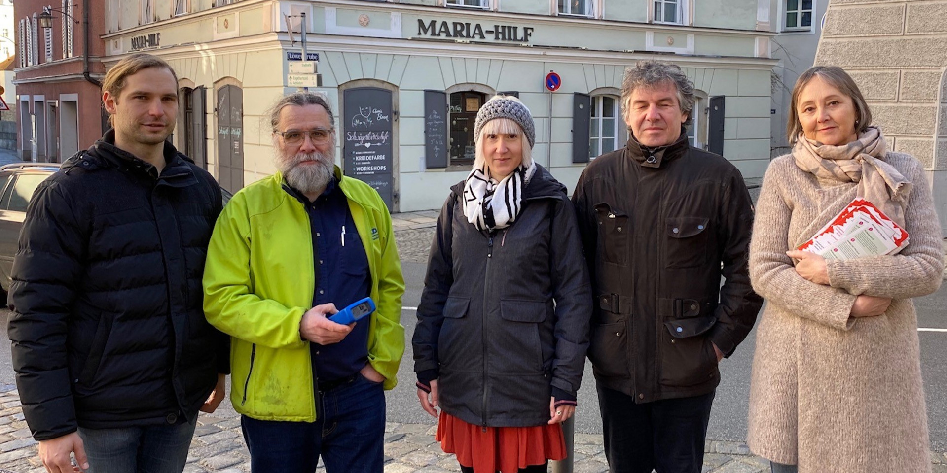 Auf dem Foto von links nach rechts: MdL Toni Schuberl, VCD-Vorsitzender Bernd Sluka, OB-Kandidatin Stefanie Auer, Stadtrat Boris Burkert und Anwohnerin Diana NiebrüggeFoto: Jona Hallitzky