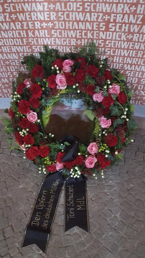 Volkstrauertag: Der Kranz zum Gedenken an die Opfer des Deutschen Militärs