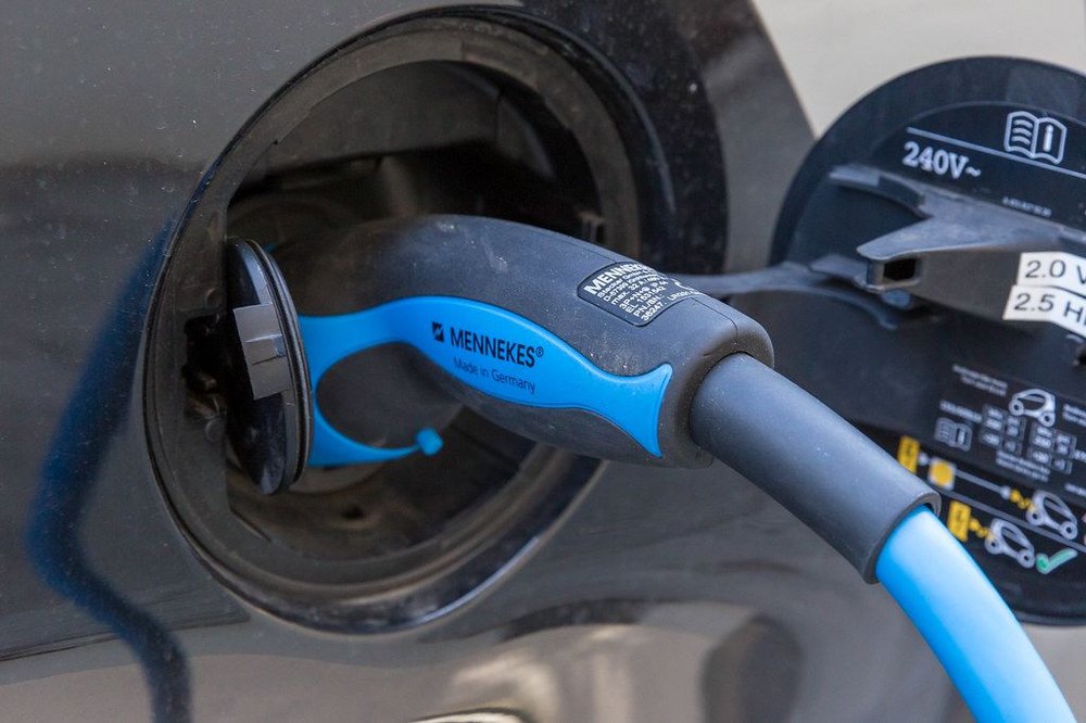 Foto: Nahaufnahme des Ladevorgangs eines Elektro-Autos mit Ökostrom by Marco Verch under Creative Commons 2.0