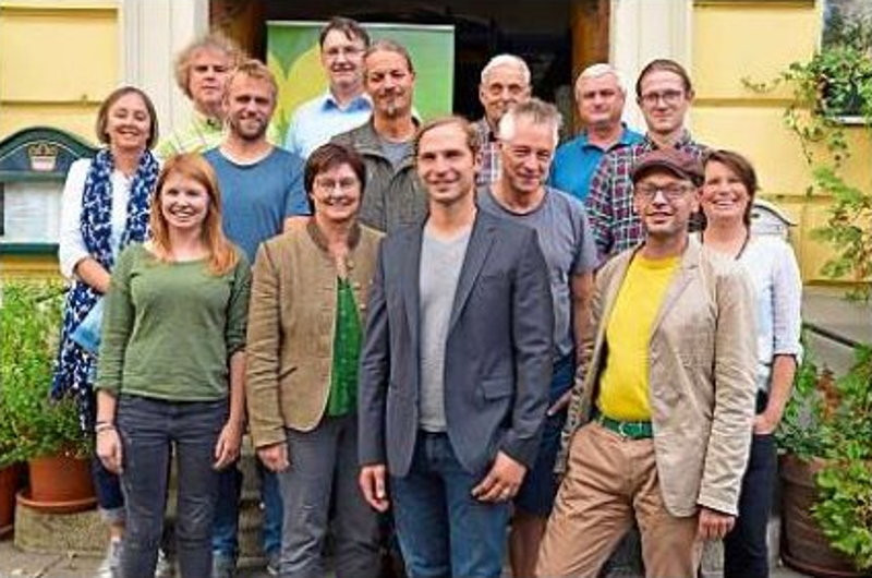 Arbeitstreffen in Vilshofen: Die Kommunalpolitiker, viele davon Spitzenkadidaten, mit dem Referenten Markus Ganserer (v.r.) | Foto: hoy