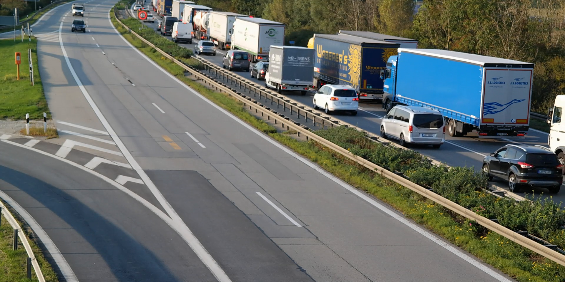 Grenzkontrollen: Kilometerlanger Stau auf der Autobahn A3 Richtung Passau.